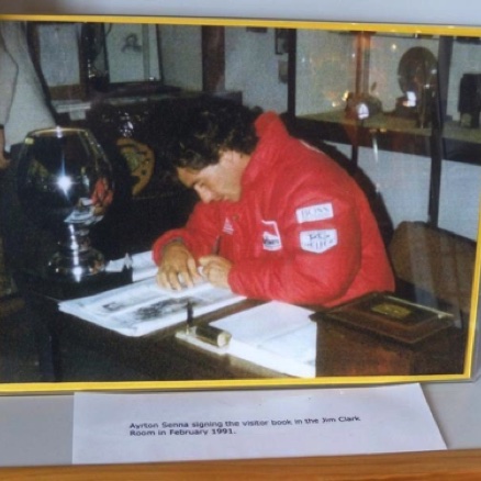 Photo de Senna entrain de signer le livre d'or
